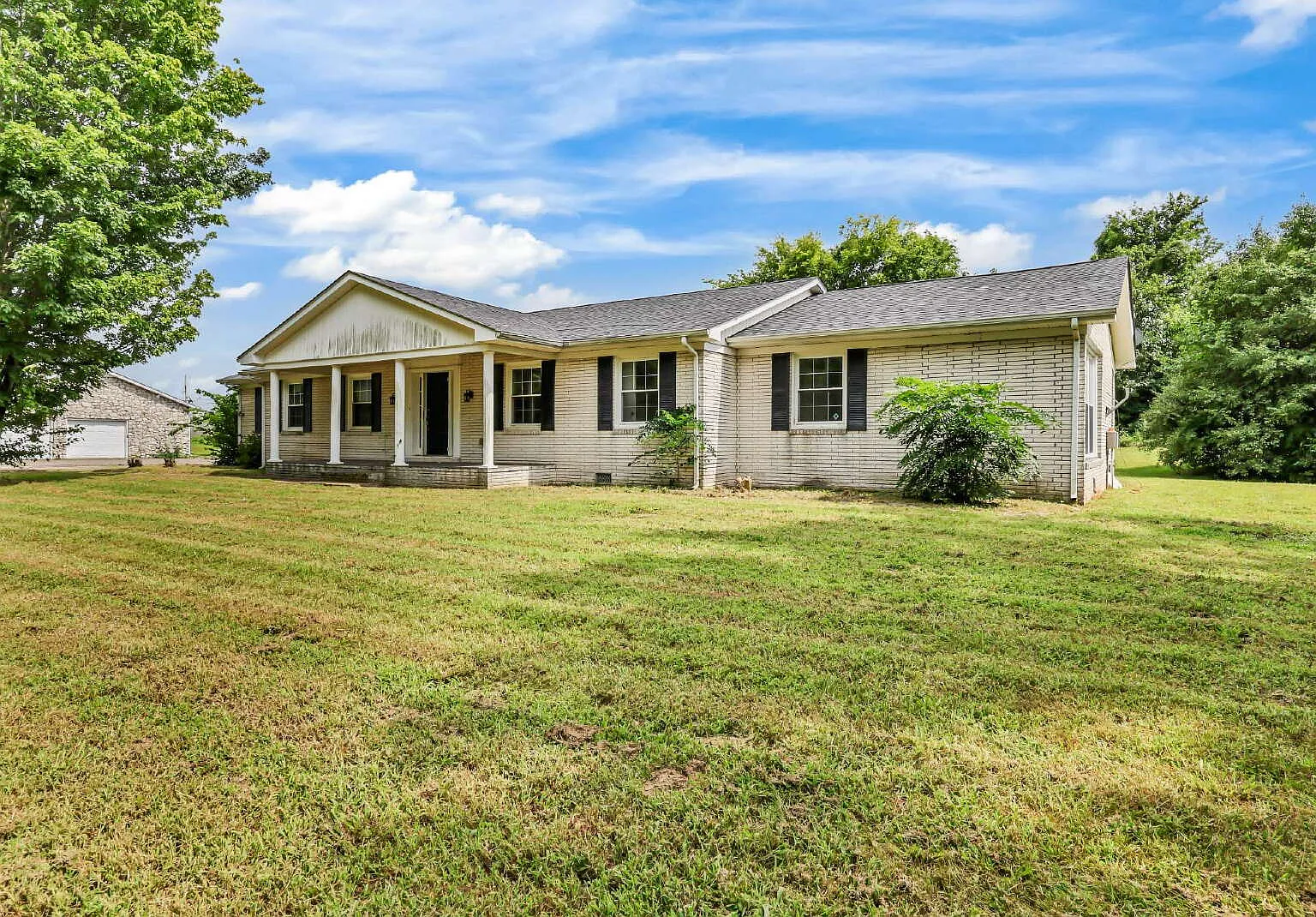 4 bed, 1.5 bath, 2630 sqft, $2,000 — Photo 4