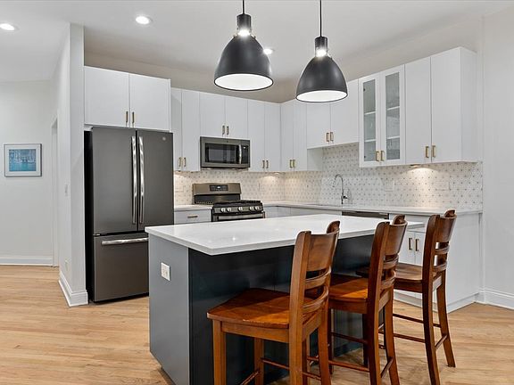 3rd image of 2247 W Wabansia Ave APT 204