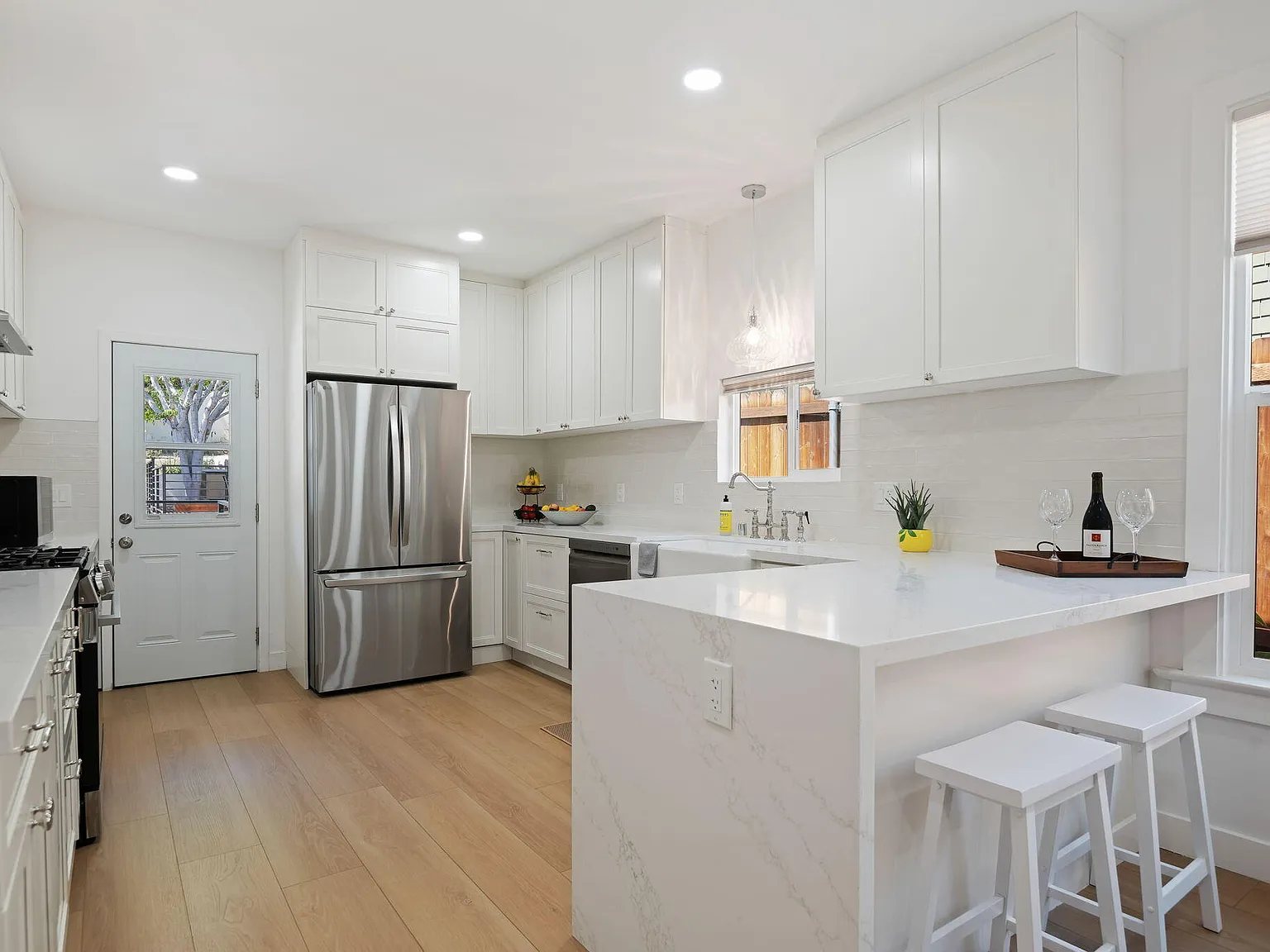 2 bed, 2.0 bath, 932 sqft, $5,500 — Photo 4