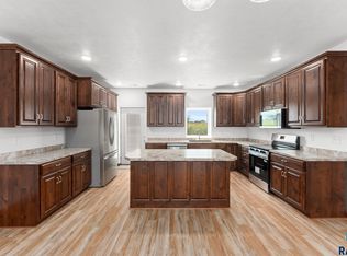 961 Thomas Dr, Centerville, SD 57014