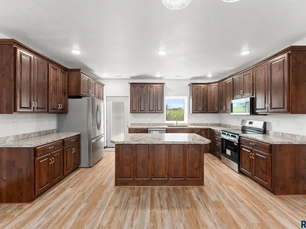 961 Thomas Dr, Centerville, SD 57014