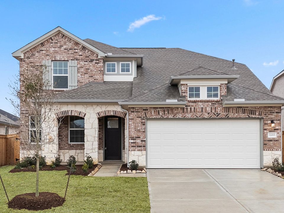 Welcome home to 32015 Meadowlake Mews Lane located in the community of Dellrose and zoned to Waller