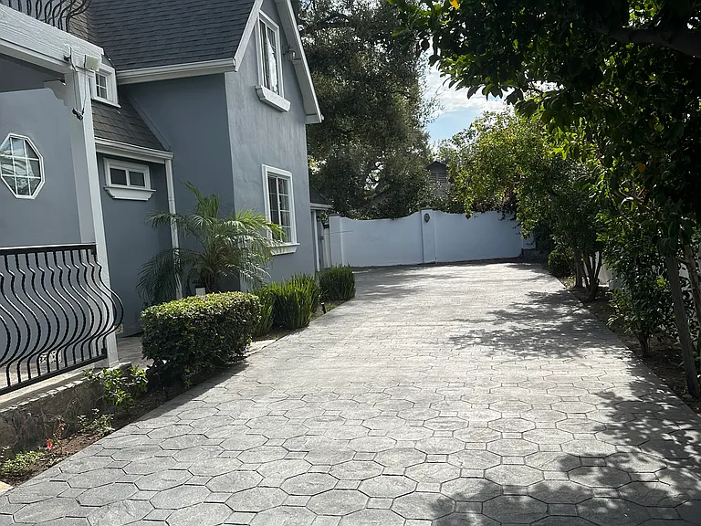 1961 N Summit Ave — Photo 3