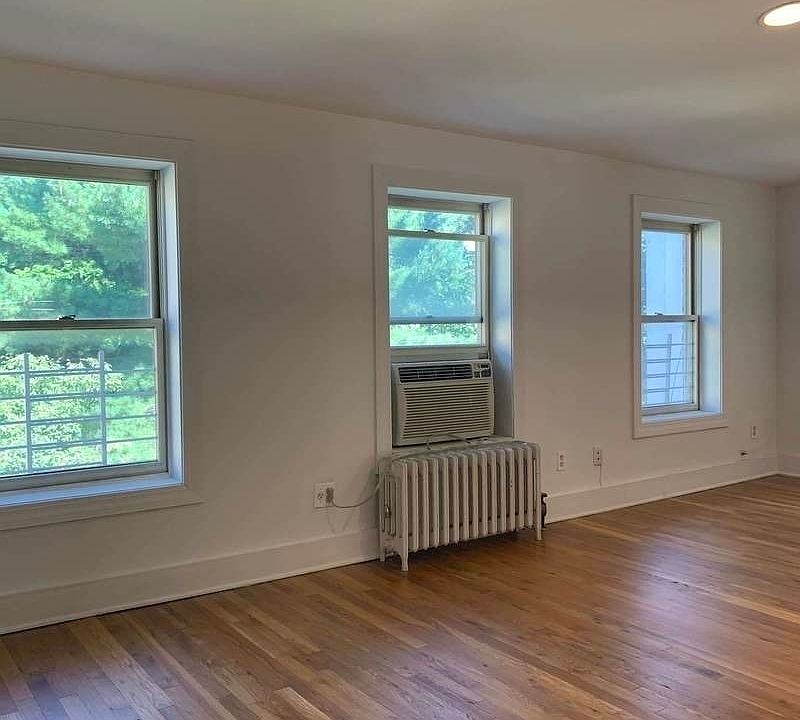 1st image of 606 Carlton Ave #401