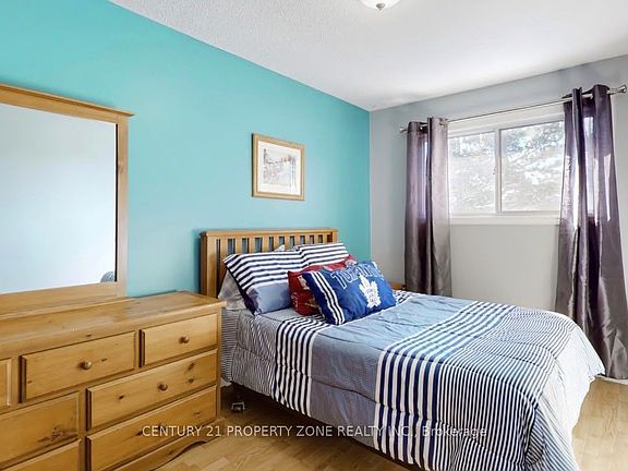 3rd image of 3 Collins Cres Room 1