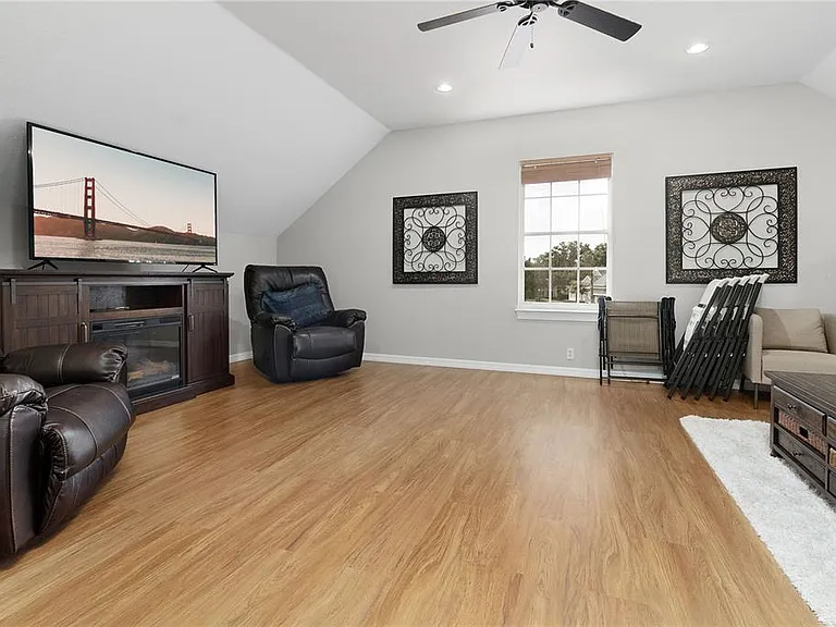 216 Eastpark Dr — Photo 52