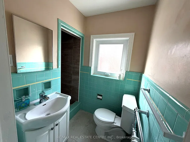 218 Weber St E — Photo 12