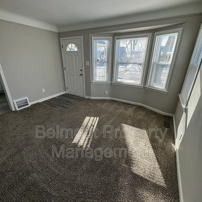3 bed, 1.0 bath, 819 sqft, $1,500 — Photo 3