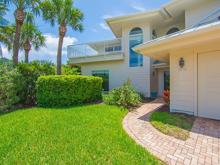 1575 Shorelands Dr E — Photo 31