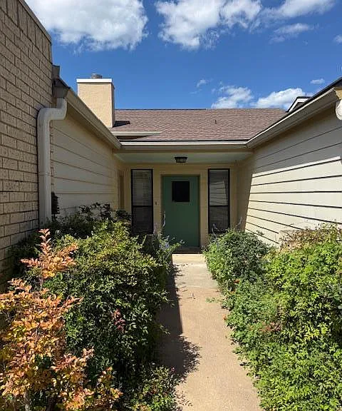 405 Summit Cir — Photo 1