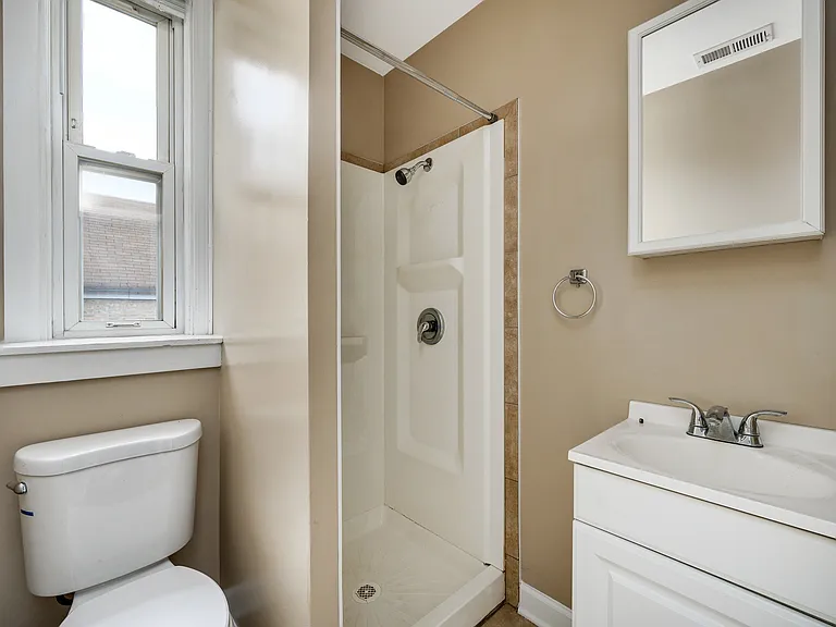 1015 W 31st Pl #2A — Photo 3