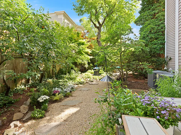 32 Hawthorn St #1 — Photo 42