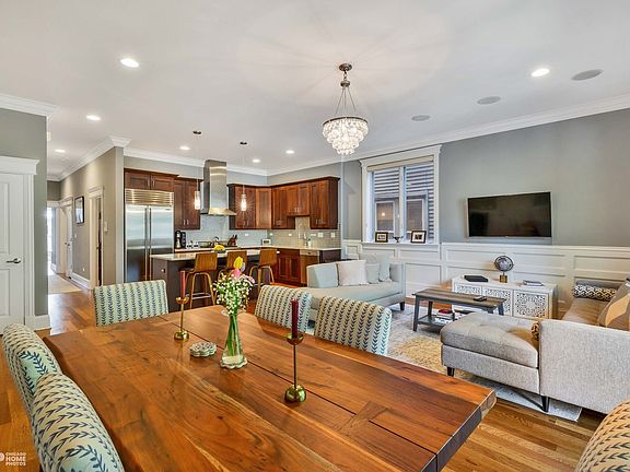 3rd image of 639 W Briar Pl APT 2W