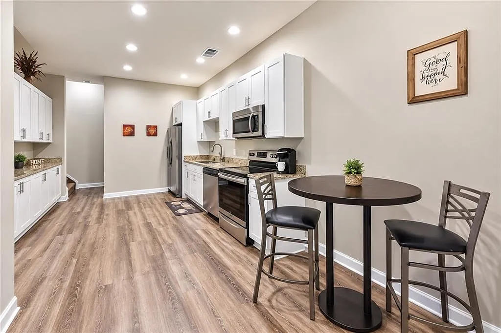 2 bed, 1.0 bath, 3046 sqft, $2,000 — Photo 4