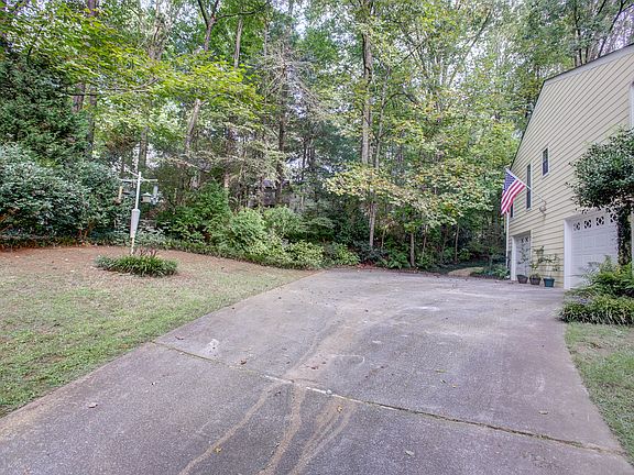 3rd image of 163 Kenmare Cir SE