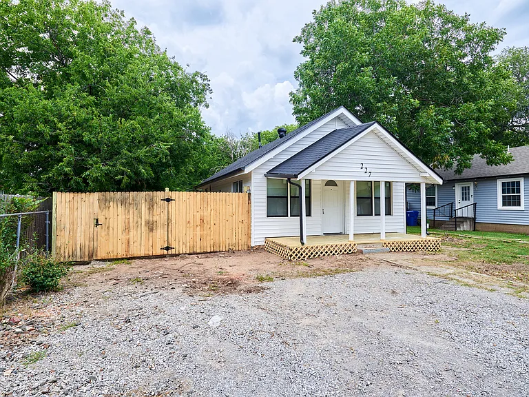227 W Johnson St — Photo 24