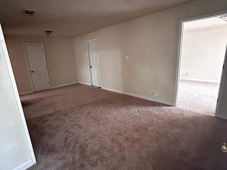 304 Elbert Ln — Photo 3