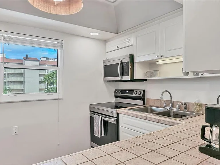 1250 N Portofino Dr #303 — Photo 10