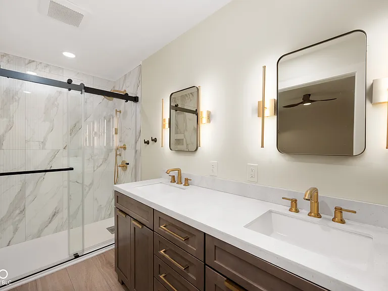 910 Williamsburg Ln — Photo 22