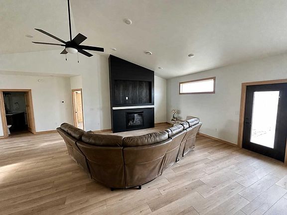 4th image of 215 Emma Ct