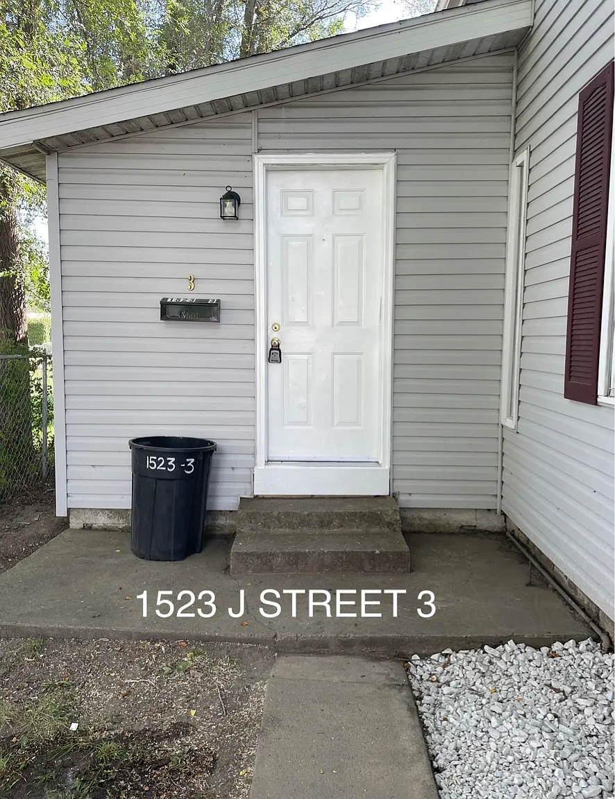 Elwood: J: 1523: Triplex - 3 — Photo 1