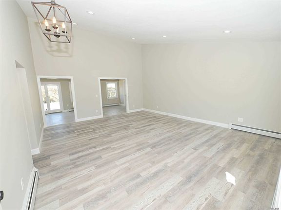 2nd image of 20 Sugarbush Ln