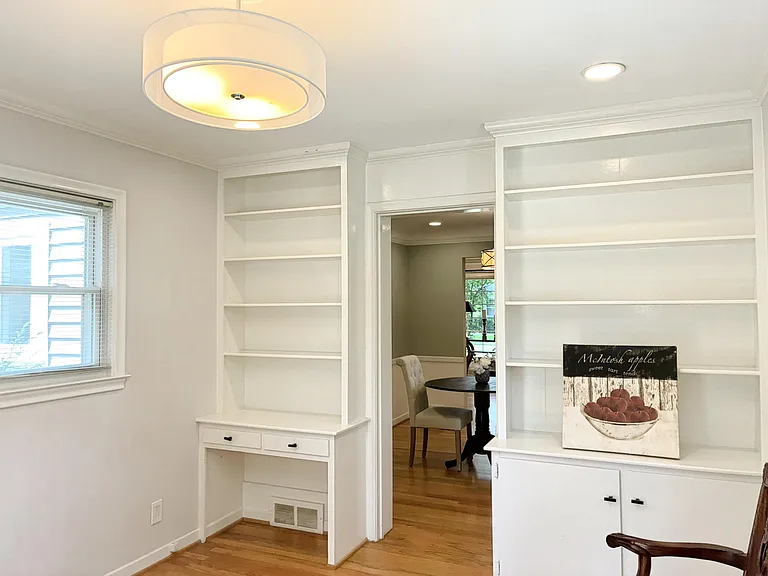 906 Putney St — Photo 23