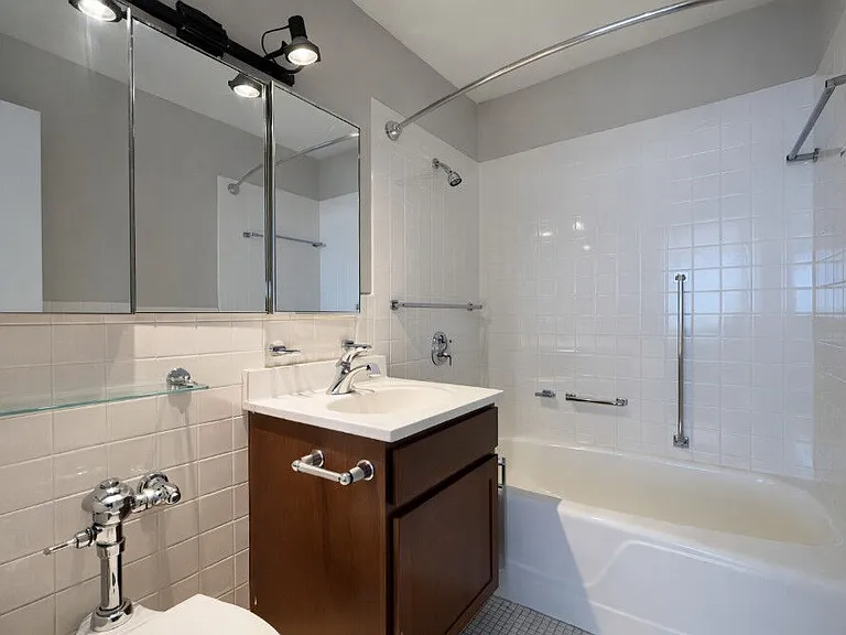 800 Towers Apartments — Photo 6