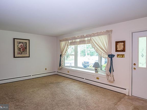 5th image of 27 Dogwood Dr