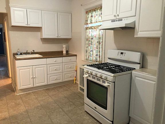 2nd image of 1541 Robertson Pl