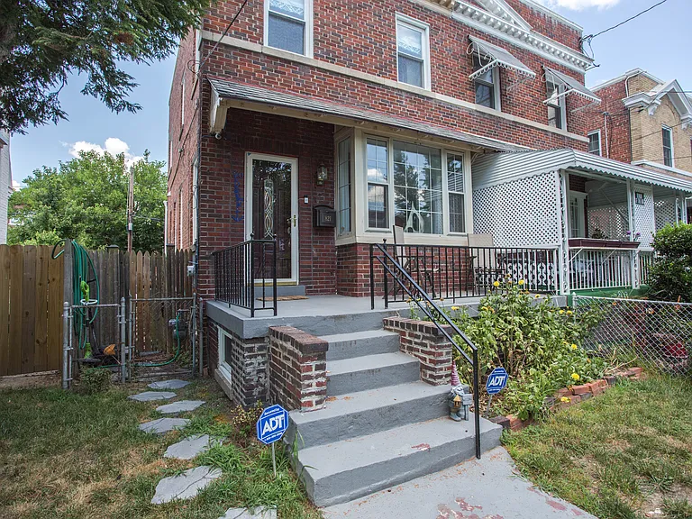 821 Tewkesbury Pl NW — Photo 3