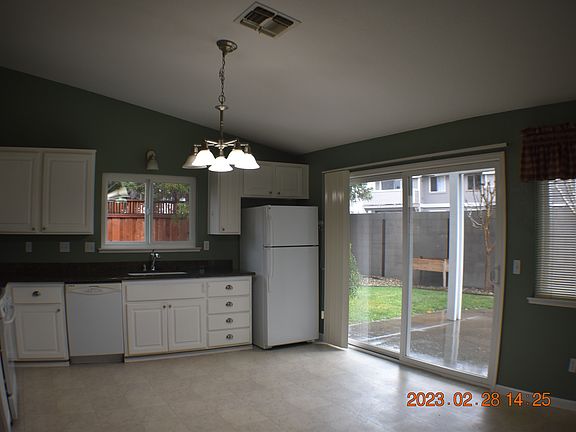 5th image of 104 Southwood Ct