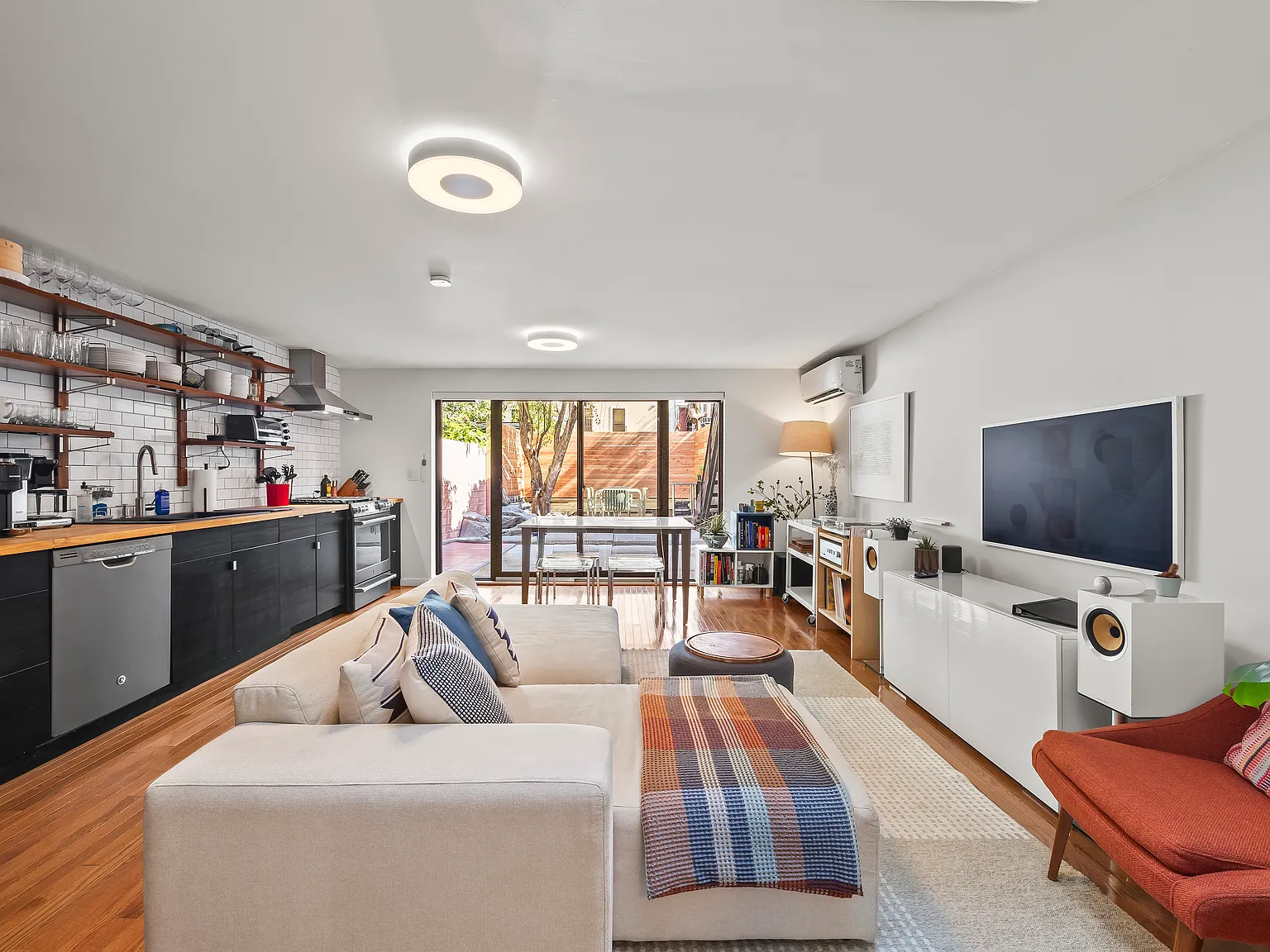 649 De Kalb Avenue — Photo 3