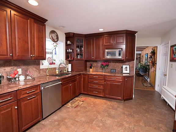 2nd image of 16 Woodhill Ln