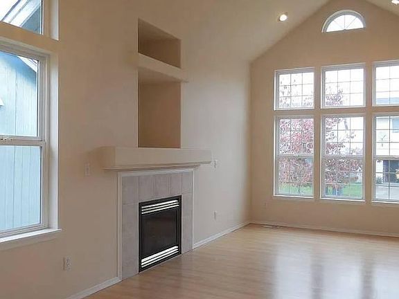 4th image of 1226 202nd Street Ct E