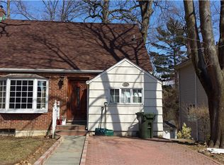 225 Steamboat Rd, Great Neck, NY 11024