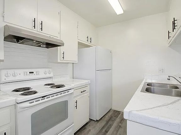 4th image of 7400 Franklin Blvd