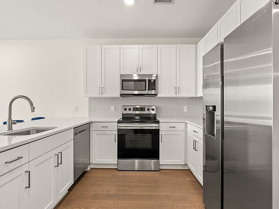 5th image of 1041 E Trinity Ln #315