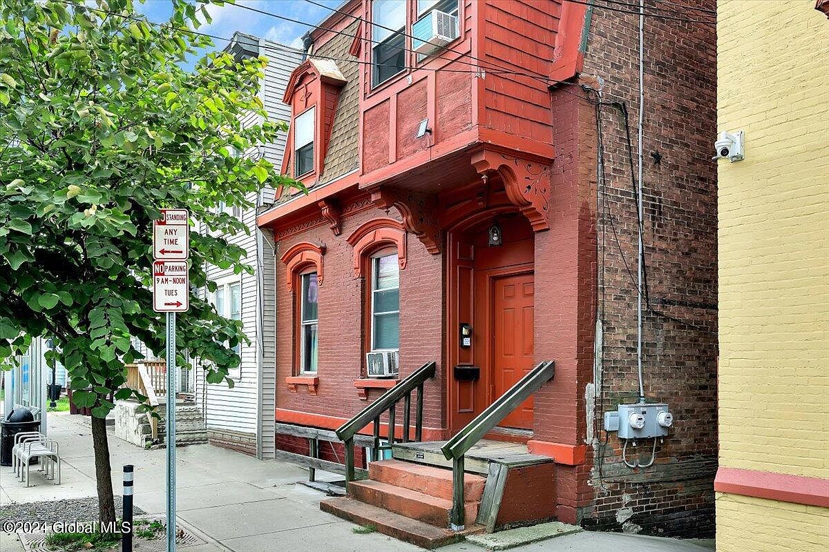 1st image of 109 2nd Avenue