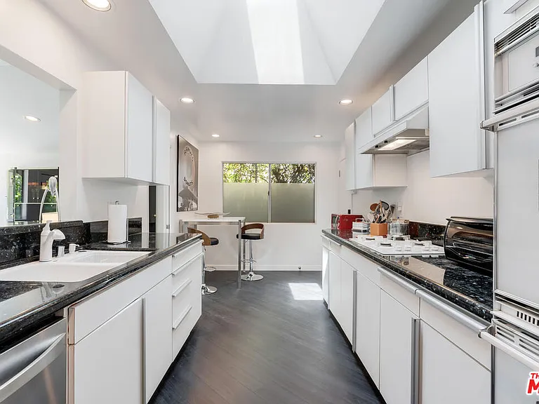 22705 Crespi St — Photo 15
