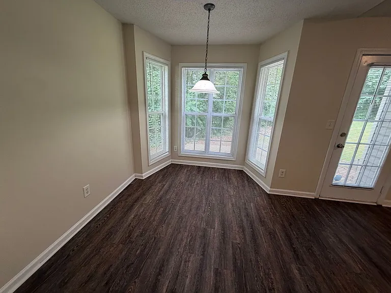 211 Ravenwood Ct — Photo 5