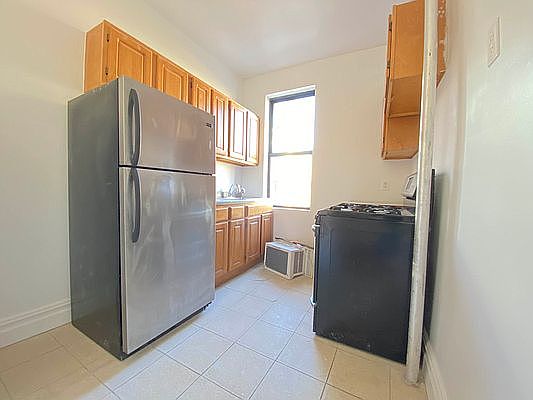 3rd image of 267 Lincoln Pl APT 5B