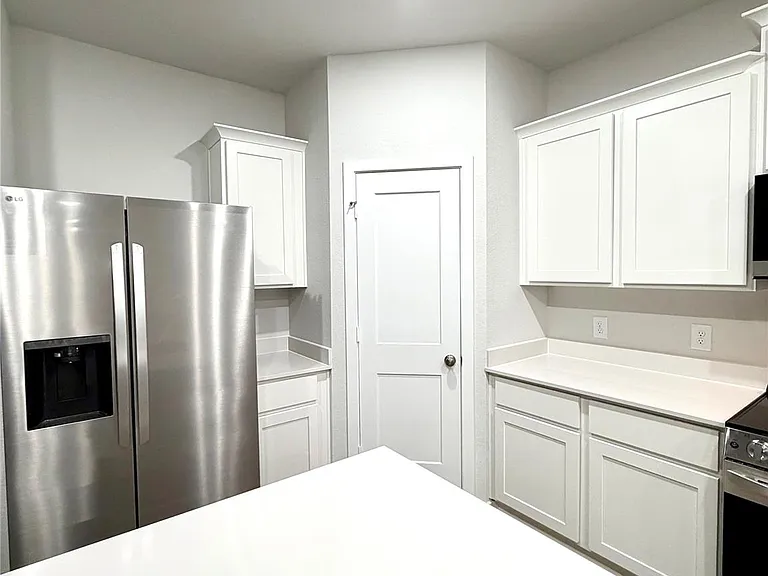 533 Shoreview Dr — Photo 3