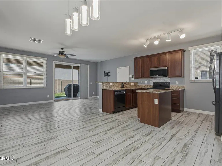 2246 E Fraktur Rd — Photo 7