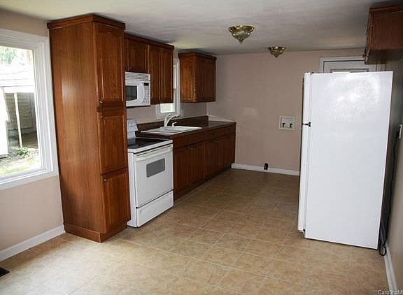 4th image of 140 E End Ave