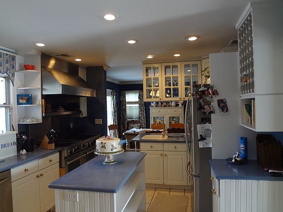 3rd image of 27 Country Greens Ct