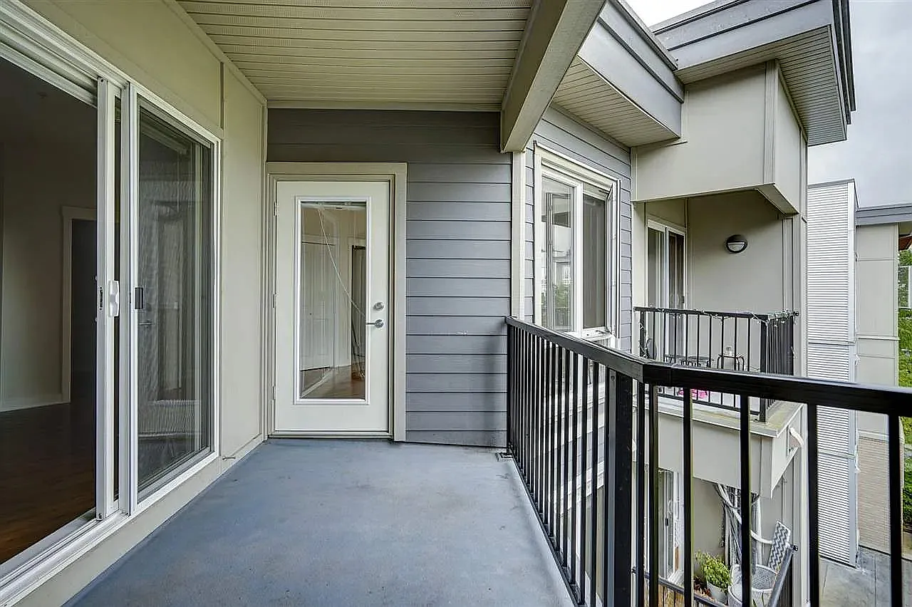 102a Ave, Surrey — Photo 4