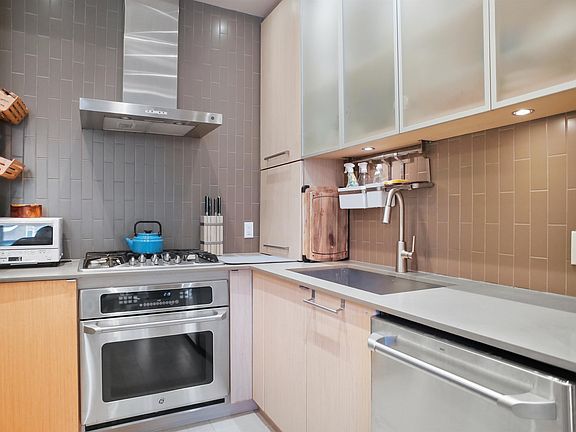 4th image of 260 Salter St #104