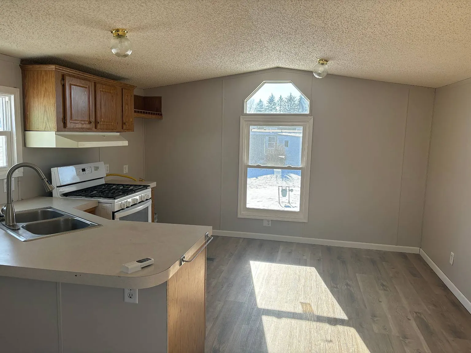 2 bed, 1.0 bath, 728 sqft, $849 — Photo 3