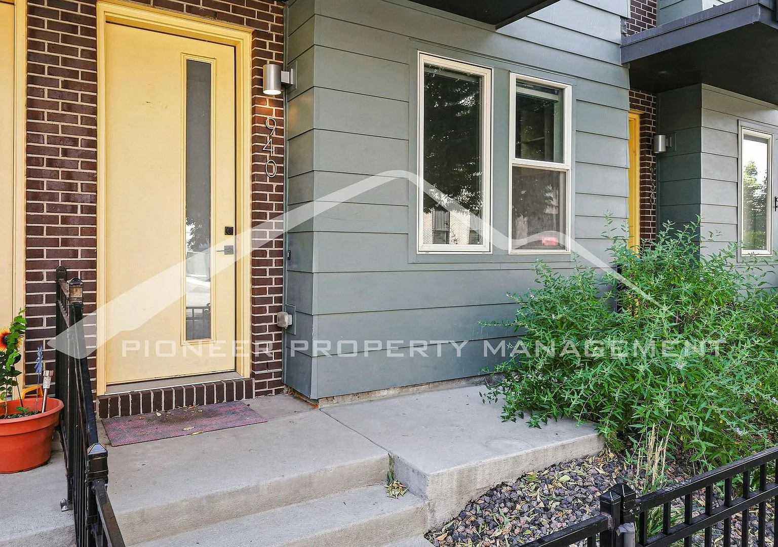Gorgeous Townhouse with Central AC and Rooftop Deck — Photo 2